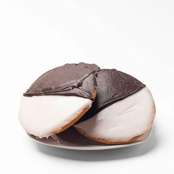 Carlo's Bakery Cake Boss Black & White Cookie (16x Pack) - Iconic Duo of Delight - Perfect for Sharing and Sweet Occasions